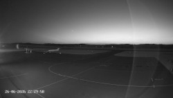 Pojezdová dráha C, benzinová stanice, runway