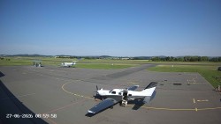 Pojezdová dráha C, benzinová stanice, runway