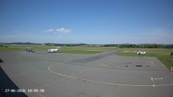 Pojezdová dráha C, benzinová stanice, runway