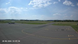Pojezdová dráha C, benzinová stanice, runway