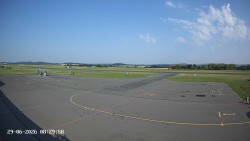 Pojezdová dráha C, benzinová stanice, runway