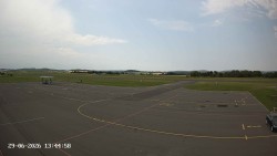 Pojezdová dráha C, benzinová stanice, runway