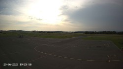 Pojezdová dráha C, benzinová stanice, runway