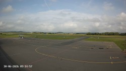 Pojezdová dráha C, benzinová stanice, runway