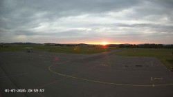 Pojezdová dráha C, benzinová stanice, runway