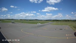 Pojezdová dráha C, benzinová stanice, runway