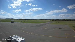 Pojezdová dráha C, benzinová stanice, runway