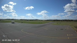 Pojezdová dráha C, benzinová stanice, runway