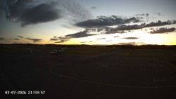 Pojezdová dráha C, benzinová stanice, runway