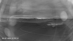 Pojezdová dráha C, benzinová stanice, runway