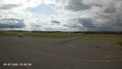 Pojezdová dráha C, benzinová stanice, runway