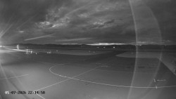 Pojezdová dráha C, benzinová stanice, runway