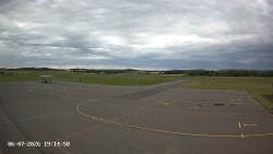 Pojezdová dráha C, benzinová stanice, runway