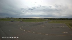 Pojezdová dráha C, benzinová stanice, runway
