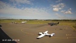Pojezdová dráha C, benzinová stanice, runway