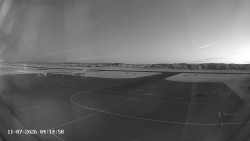 Pojezdová dráha C, benzinová stanice, runway