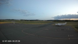 Pojezdová dráha C, benzinová stanice, runway