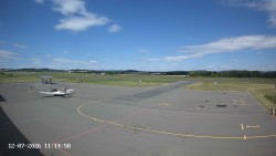 Pojezdová dráha C, benzinová stanice, runway