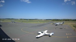 Pojezdová dráha C, benzinová stanice, runway
