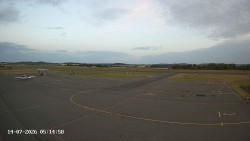 Pojezdová dráha C, benzinová stanice, runway