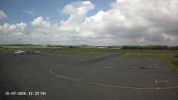 Pojezdová dráha C, benzinová stanice, runway