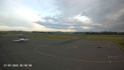 Pojezdová dráha C, benzinová stanice, runway