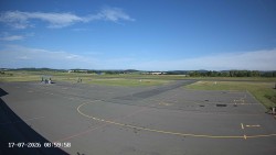 Pojezdová dráha C, benzinová stanice, runway