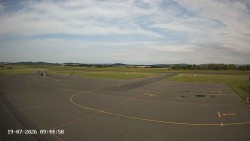 Pojezdová dráha C, benzinová stanice, runway