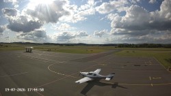 Pojezdová dráha C, benzinová stanice, runway