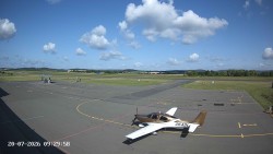 Pojezdová dráha C, benzinová stanice, runway