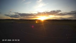Pojezdová dráha C, benzinová stanice, runway