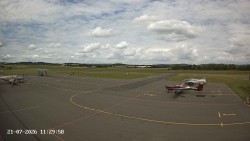 Pojezdová dráha C, benzinová stanice, runway
