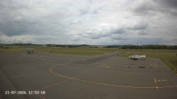 Pojezdová dráha C, benzinová stanice, runway