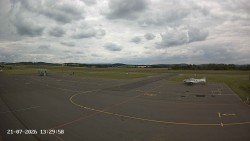 Pojezdová dráha C, benzinová stanice, runway