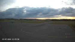 Pojezdová dráha C, benzinová stanice, runway