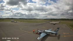 Pojezdová dráha C, benzinová stanice, runway