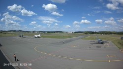 Pojezdová dráha C, benzinová stanice, runway