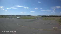 Pojezdová dráha C, benzinová stanice, runway