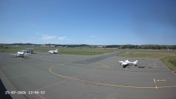 Pojezdová dráha C, benzinová stanice, runway