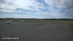 Pojezdová dráha C, benzinová stanice, runway