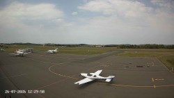 Pojezdová dráha C, benzinová stanice, runway