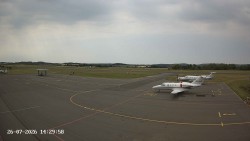 Pojezdová dráha C, benzinová stanice, runway