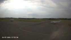 Pojezdová dráha C, benzinová stanice, runway