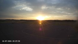 Pojezdová dráha C, benzinová stanice, runway