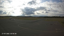 Pojezdová dráha C, benzinová stanice, runway