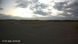 Pojezdová dráha C, benzinová stanice, runway