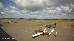 Pojezdová dráha C, benzinová stanice, runway