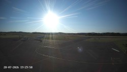 Pojezdová dráha C, benzinová stanice, runway