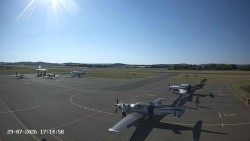 Pojezdová dráha C, benzinová stanice, runway