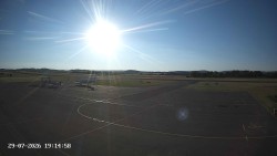 Pojezdová dráha C, benzinová stanice, runway